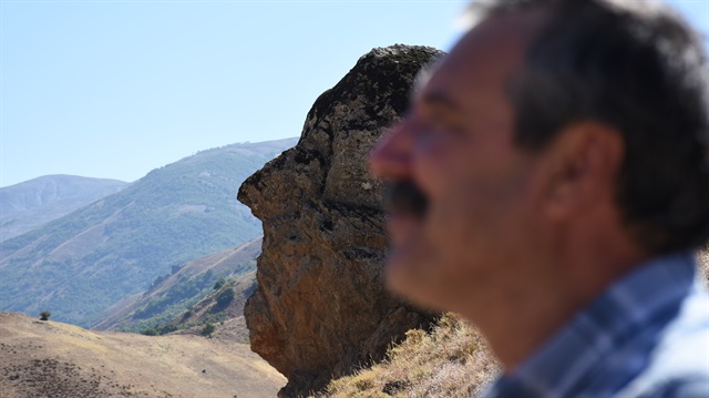 İnsan kafasına benzeyen kayaya 'Ovaya Bakan Adam' adı verildi.