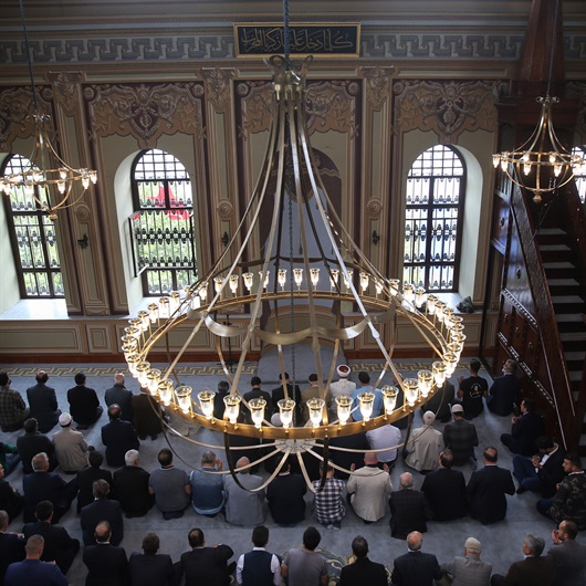 5 yangından kurtulan cami yeniden ibadete açıldı