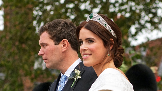 Prenses Eugenie ve Jack Brooksbank düğünü İngiltere sokaklarında sevinçle karşılandı.