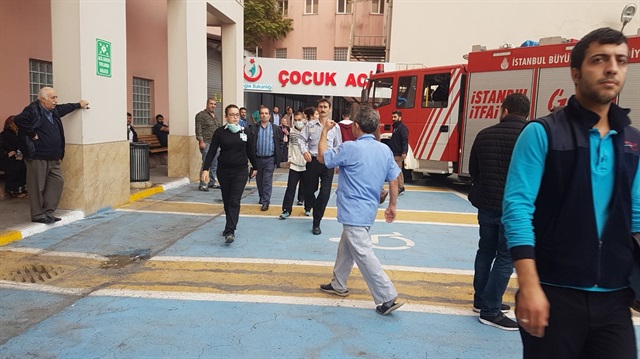 Hastanenin çocuk bölümünde çıkan yangına itfaiye ekipleri sevk edildi