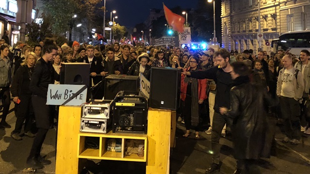 Avusturya'nın başkenti Viyana’da 10 bine yakın gösterici, aşırı sağcı hükümetin ırkçı ve ayrıştırıcı politikalarını protesto etti.