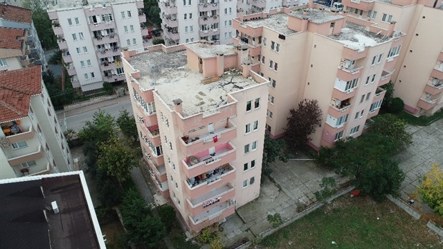 Çökme tehlikesiyle tahliye edilen 6 katlı apartman havadan görüntülendi.