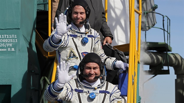 Nick Hague ve Alexey Ovchinin kalkış öncesinde kameraya el sallıyor.