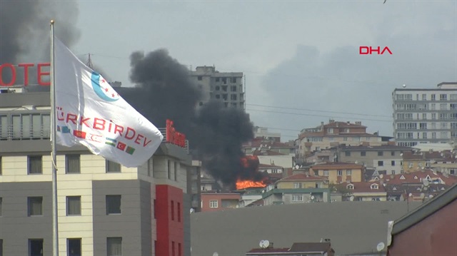 Halkalıda bir bina alev alev yanıyor