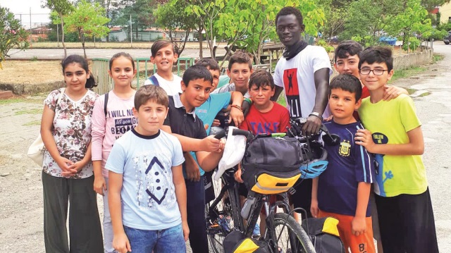Ayancıklı çocuklar Mustafa Ndiaye’nin yola
çıkacağını öğrendiklerinde aralarında para
toplayıp ona kahvaltı ısmarlamışlar.