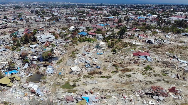 Endonezya'daki deprem ve tsunami felaketinde 99 bin 471 kişi iç göç yapmaya mecbur kalırken 65 bin ev ise kullanılamaz hale geldi.