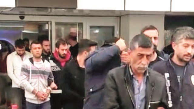 Eş zamanlı operasyon düzenleyen polis, 67 şüpheliden 35’ini kıskıvrak yakaladı.