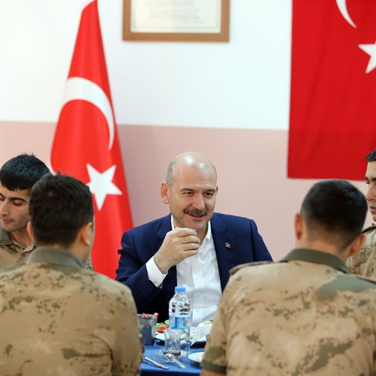Bakan Soylu askerlerle yemek yedi