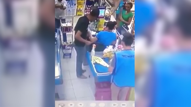 Bıçaklı soyguncuyu silahlı müşteri etkisiz hale getirdi