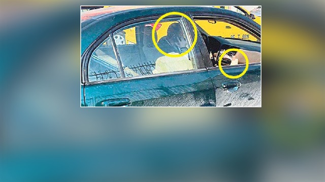 Ayağı alçıda olmasına rağmen trafikte araç kullanan şoför kameralara yansıdı.
