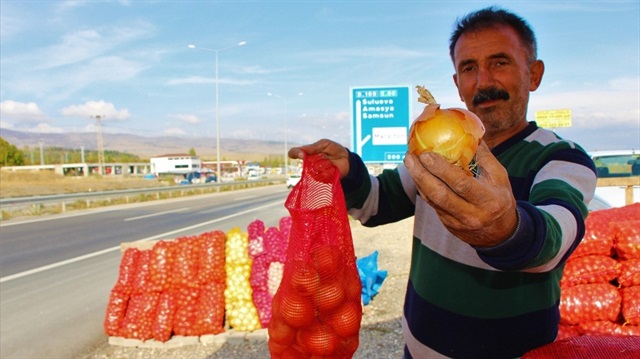 "Fiyatından dolayı ‘kırmızı altın’ olarak adlandırılan kuru soğan 1 liraya alıcı bekliyor.