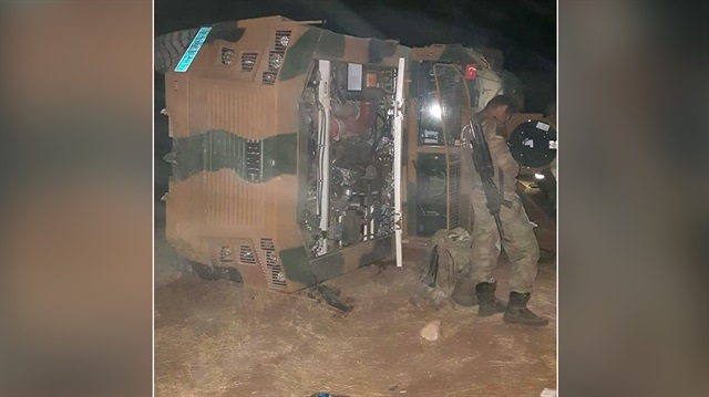 Güvenlik güçleri, devrilen zırhlı aracın çevresinde güvenlik önlemleri aldı.