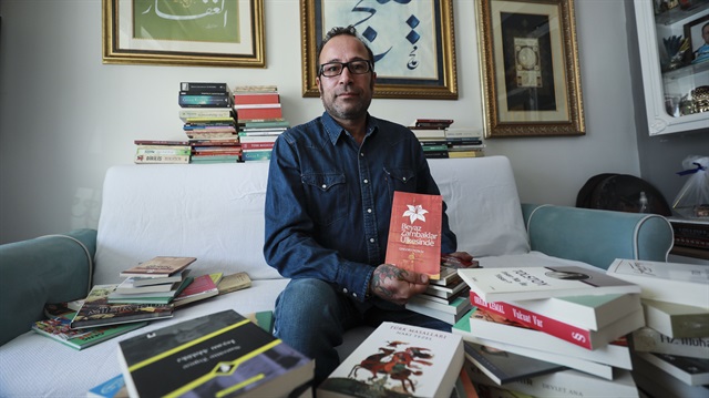 Veli Airevata, 'Kimse kitapsız kalmasın' projesi ile 2 yılda binlerce kitap topladı.