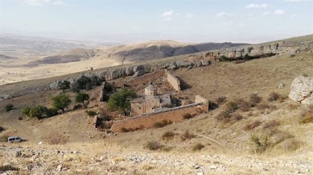 164 yıllık Abrenk Kilisesi kendi kaderine terk edilmiş durumda.