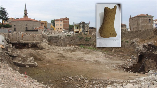 Kazı alanında anfora parçaları bulundu.