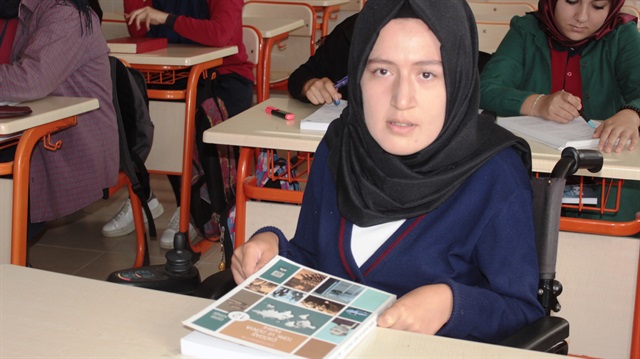 Aysun Zan, engeli nedeniyle geç başladığı okul hayatında başarılı olmak için büyük çaba harcıyor.