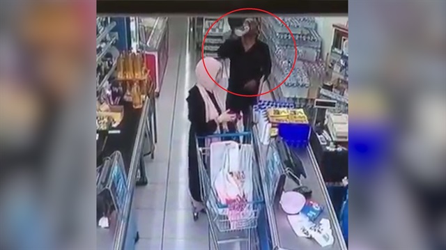 Su içer gibi şampuanı kafaya diken adam