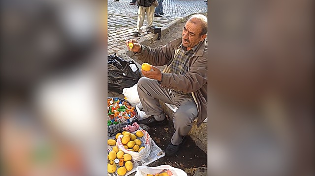 Limon sıkacağı tanıtarak insanları hipnoz eden işportacı