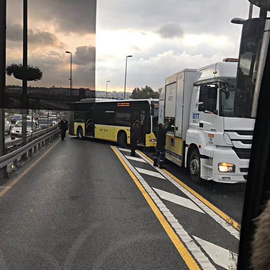 Metrobüs kazası seferleri durdurdu