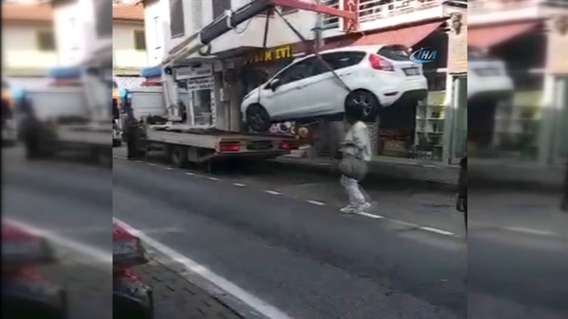 Çekici kaldırdığı aracı 2 metre yüksekten yere düşürdü