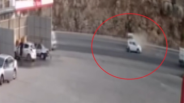 Akaryakıt istasyonuna girmek isteyen kadın sürücü ölümden döndü