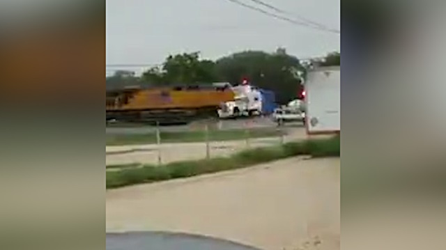 Tren bariyere sıkışan TIR'ı paramparça etti