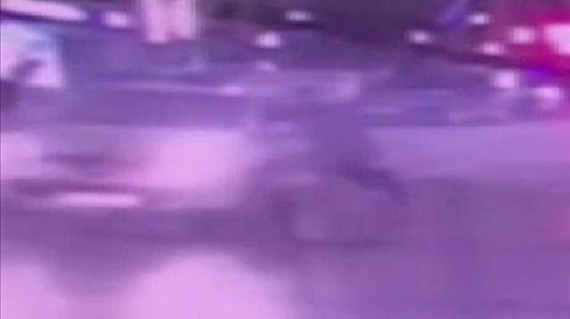 Polis memurunu 50 metre sürükledi