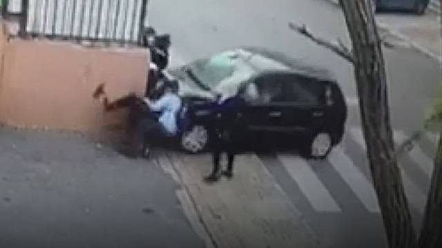 Öğretmen aracıyla öğrencilerin arasında daldı