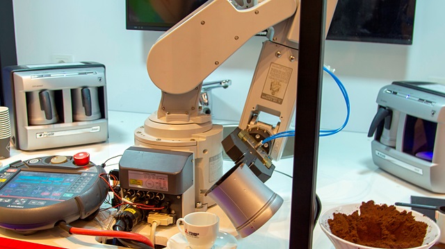 Geliştirilen robot Türk kahvesini köpüğü kaçmadan ve hiç bozulmadan ikram edebilecek kadar yüksek hassasiyete sahip.