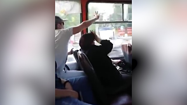 İki inatçı yolcu dakikalarca cam açıp kapama kavgası yaptı