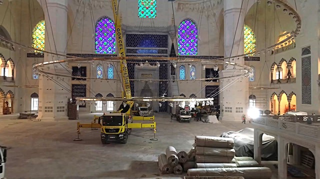 Çamlıca Camii’ne devasa avizesi vinç yardımıyla takıldı