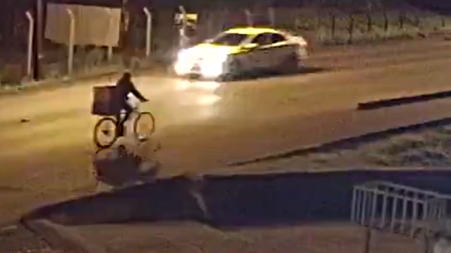 Otomobilin çarptığı bisikletli metrelerce havaya fırladı