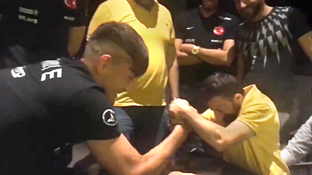 Köksal baba bilek güreşinde yenilince Cengiz'i kovaladı