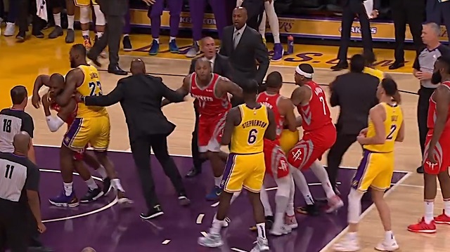 NBA'de büyük kavga: Yumruklar konuştu!