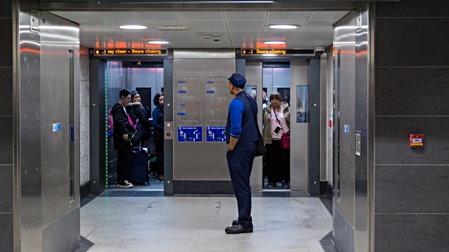 Londra'da alarm Metro yolcuya çarptı