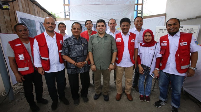 تركيا توزع مساعدات إنسانية على منكوبي تسونامي إندونيسيا