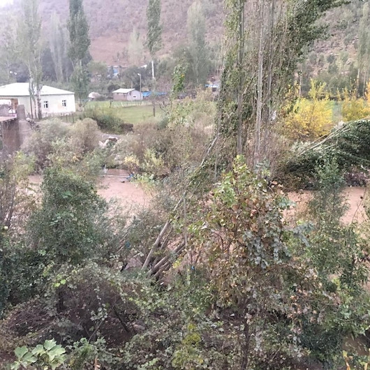 Sağanak yağış ve fırtına okulları tatil etti