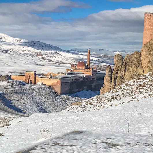 Kar meşhur sarayı beyazla süsledi