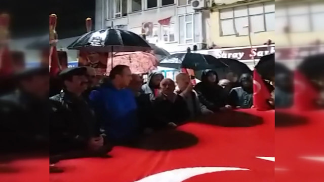 CHP'liler 'Andımız' protestosunda andı yanlış okudu