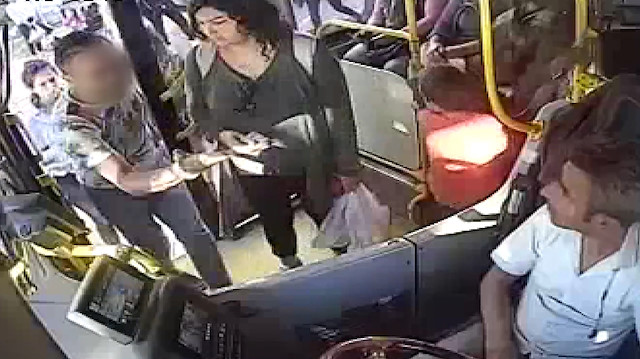 Senin derdin ne diyerek otobüse binen öfkeli koca şoförün burnunu kırdı