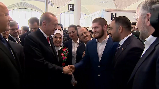 Erdoğan açılışa katılan konuklarla tek tek tokalaştı