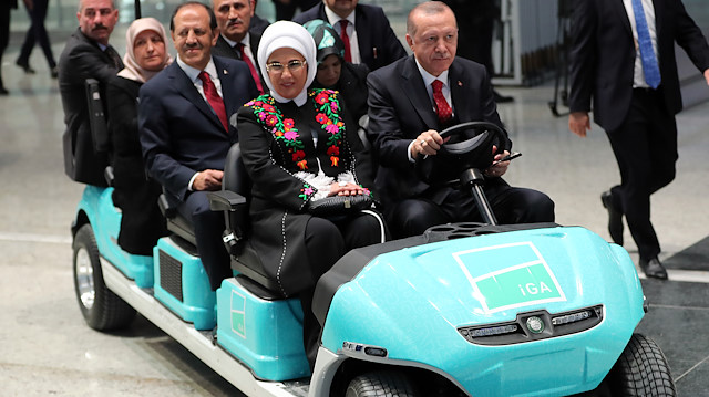 Erdoğan elektrikli araçla Yeni Havalimanı'nı dolaştı