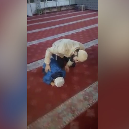 Secdede uyuyakalan sevimli minik paylaşım rekoru kırıyor