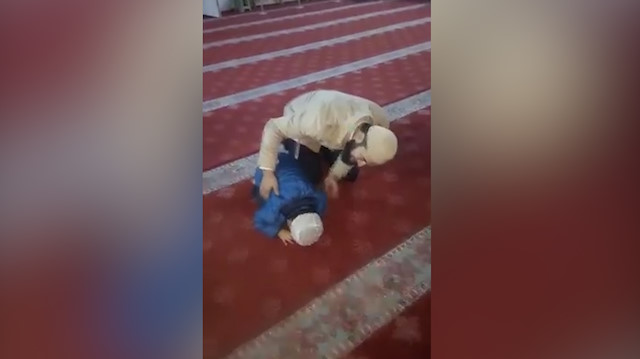 Secdede uyuyakalan sevimli minik paylaşım rekoru kırıyor