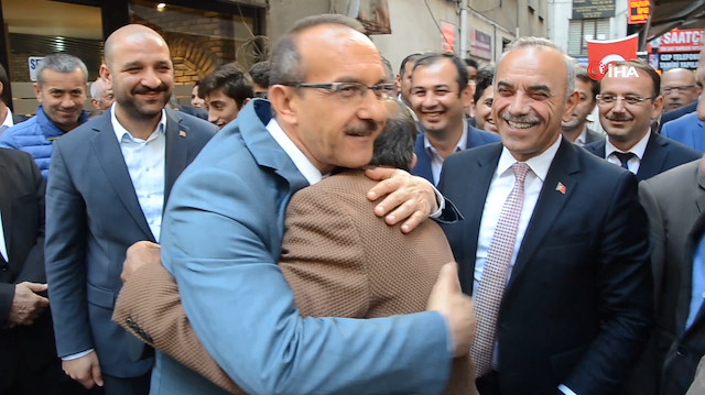 Hayatında ilk defa vali gören vatandaşın tepkisi gülümsetti
