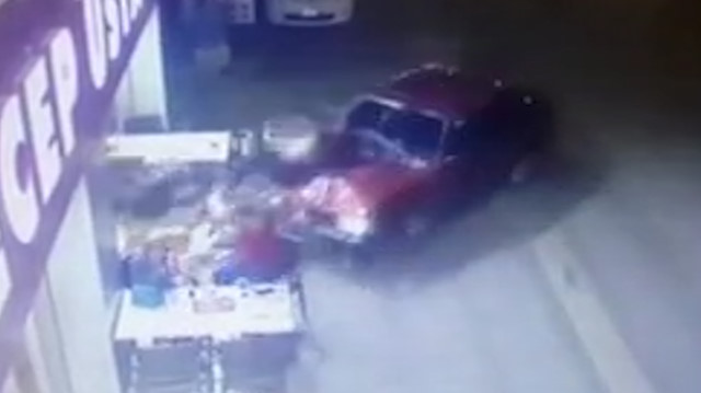 Adanada ehliyetsiz sürücü kebapçıya daldı