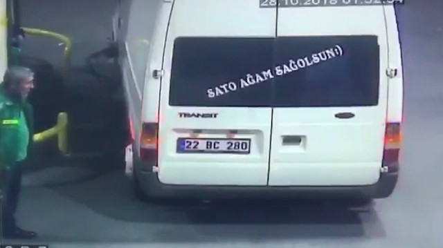 Sato ağam sağolsun yazılı minibüs depoyu fulleyip kaçtı