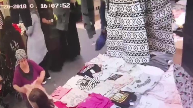 Pazarda 100 bin liralık ziynet eşyalarını çalan yankesiciler kamerada