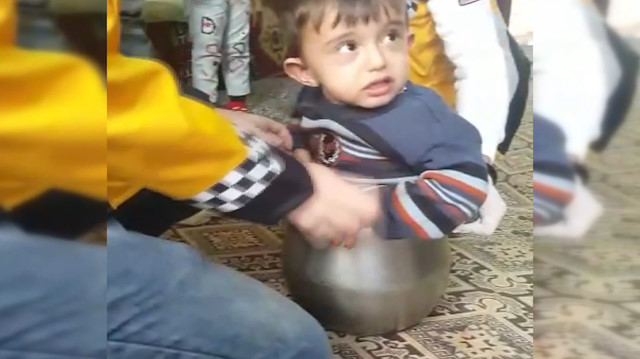 Afacan çocuk düdüklü tencereye sıkıştı