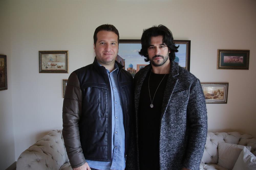 كاتب ومنتج المسلسل، محمد بوزداغ مع الممثل التركي المشهور بوراك أوزجيفيت